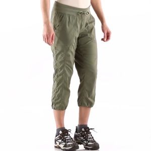 The North Face Women’s Aphrodite 2.0 Capri Pants - Four Leaf Clover